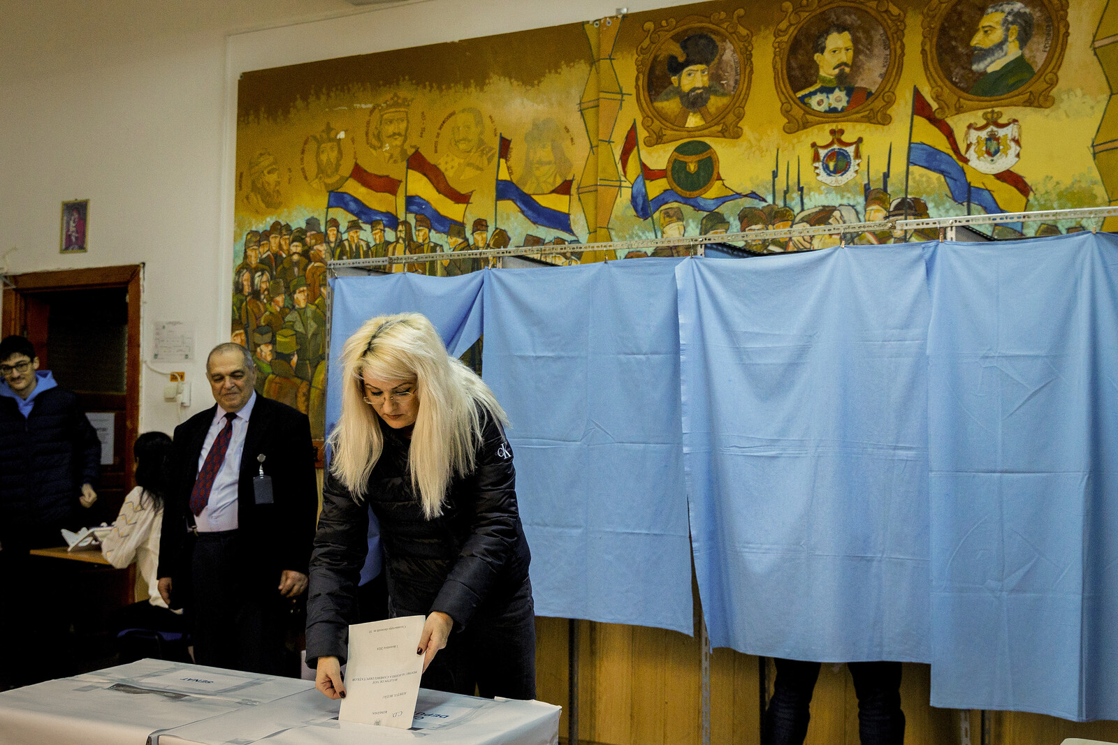 EU-friendly parties in the lead in tight election