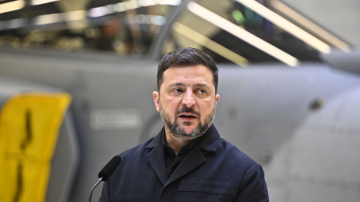 Zelenskyy warns Russia is preparing a massive attack on Ukraine as explosion hits Kyiv