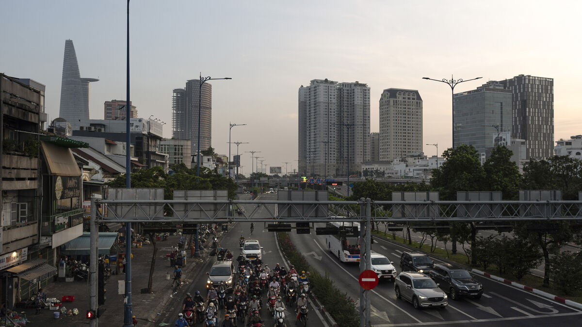 Vietnam Stock Market Plummets Amid Corporate Bond Violations