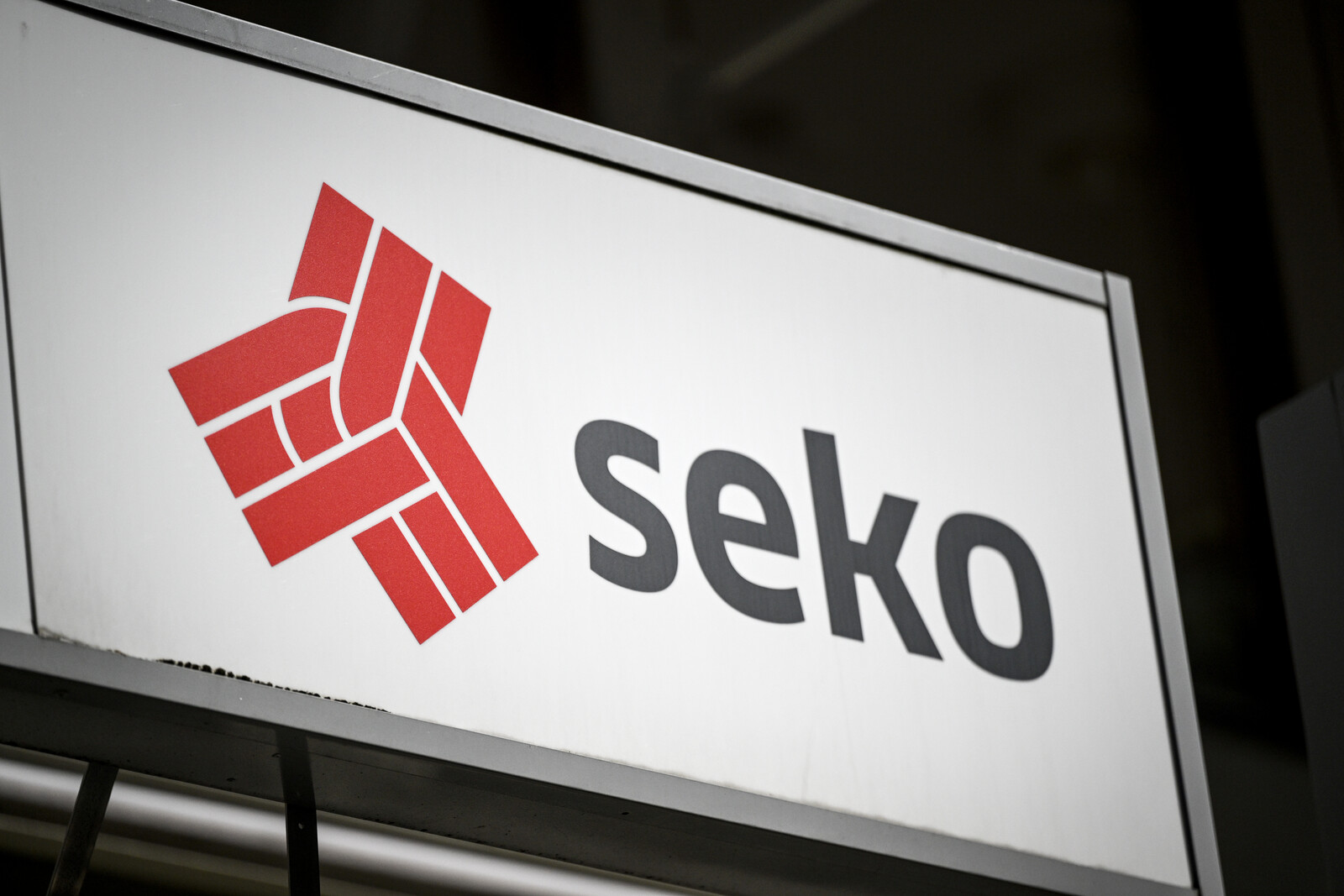 Property and Seko Warn of Strike Over Cleaner Overtime Dispute