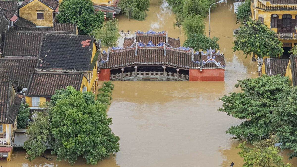 35 dead in floods in