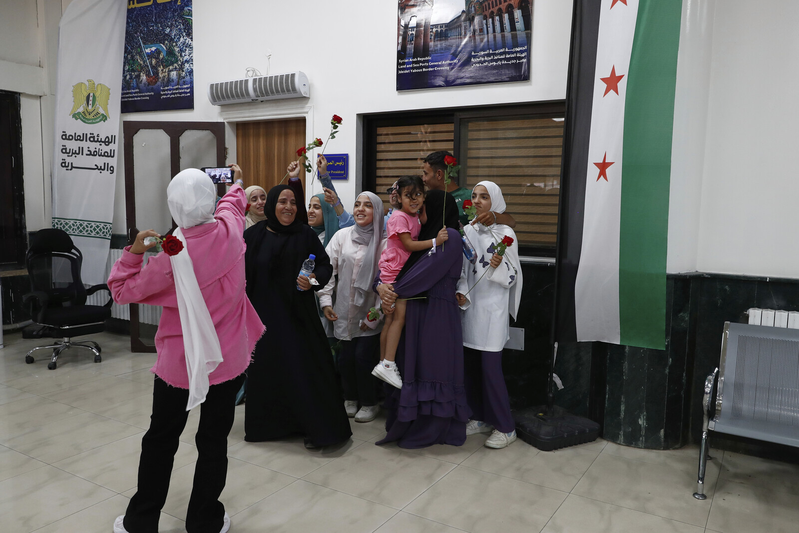 850,000 Syrians Return Home After Assad's Regime Falls