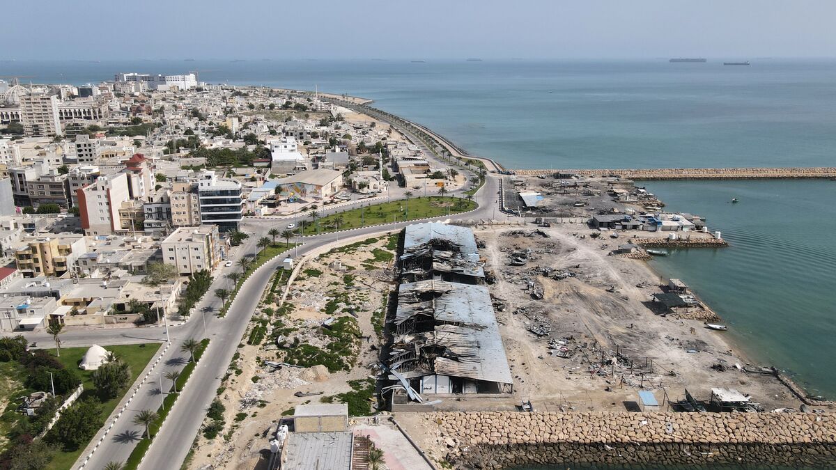 Explosions near island in Strait