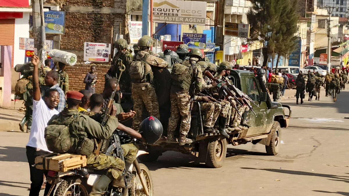 Thousands flee militia group in