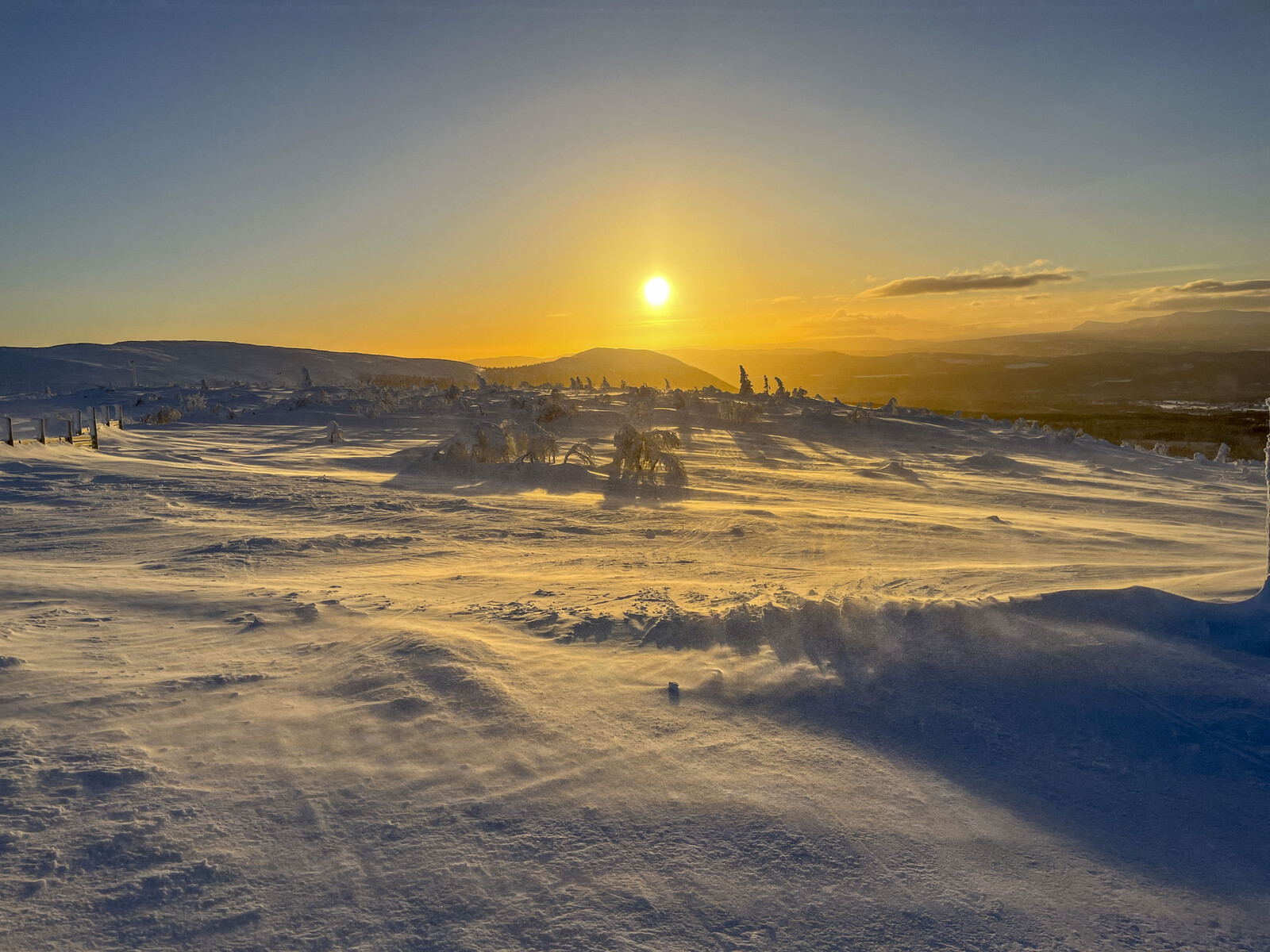 Warnings of strong winds and snow in the mountains