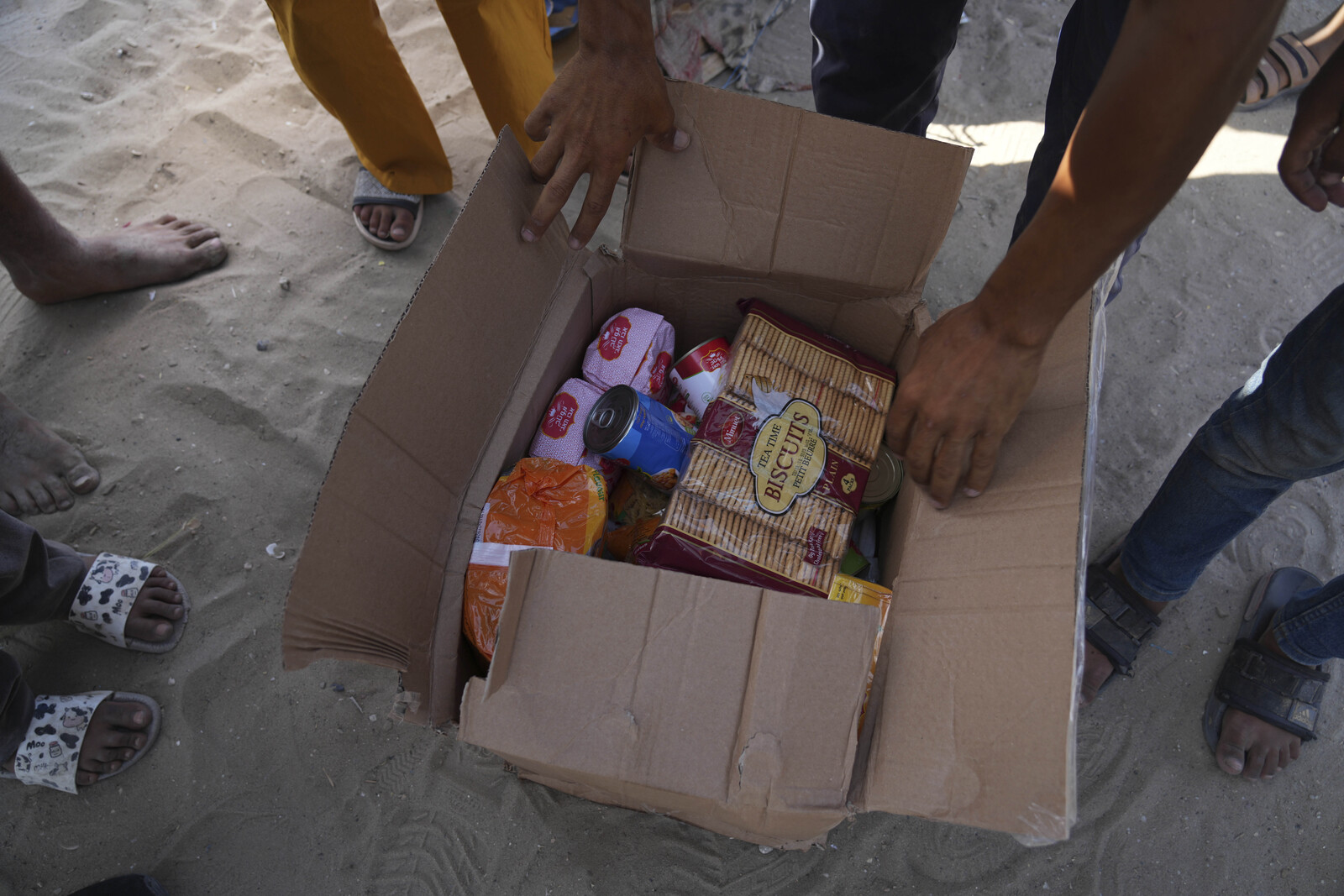 Thousands of Gazans Rush Aid