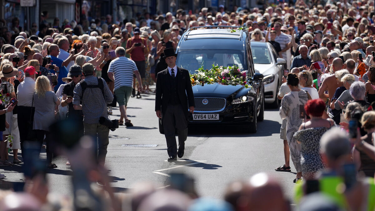 Bonnie Tyler’s coffin returned to Welsh hometown as fans line streets