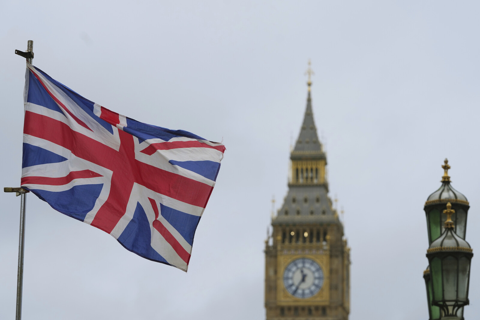 UK Economy Grows 0.5% in February, Exceeding Expectations