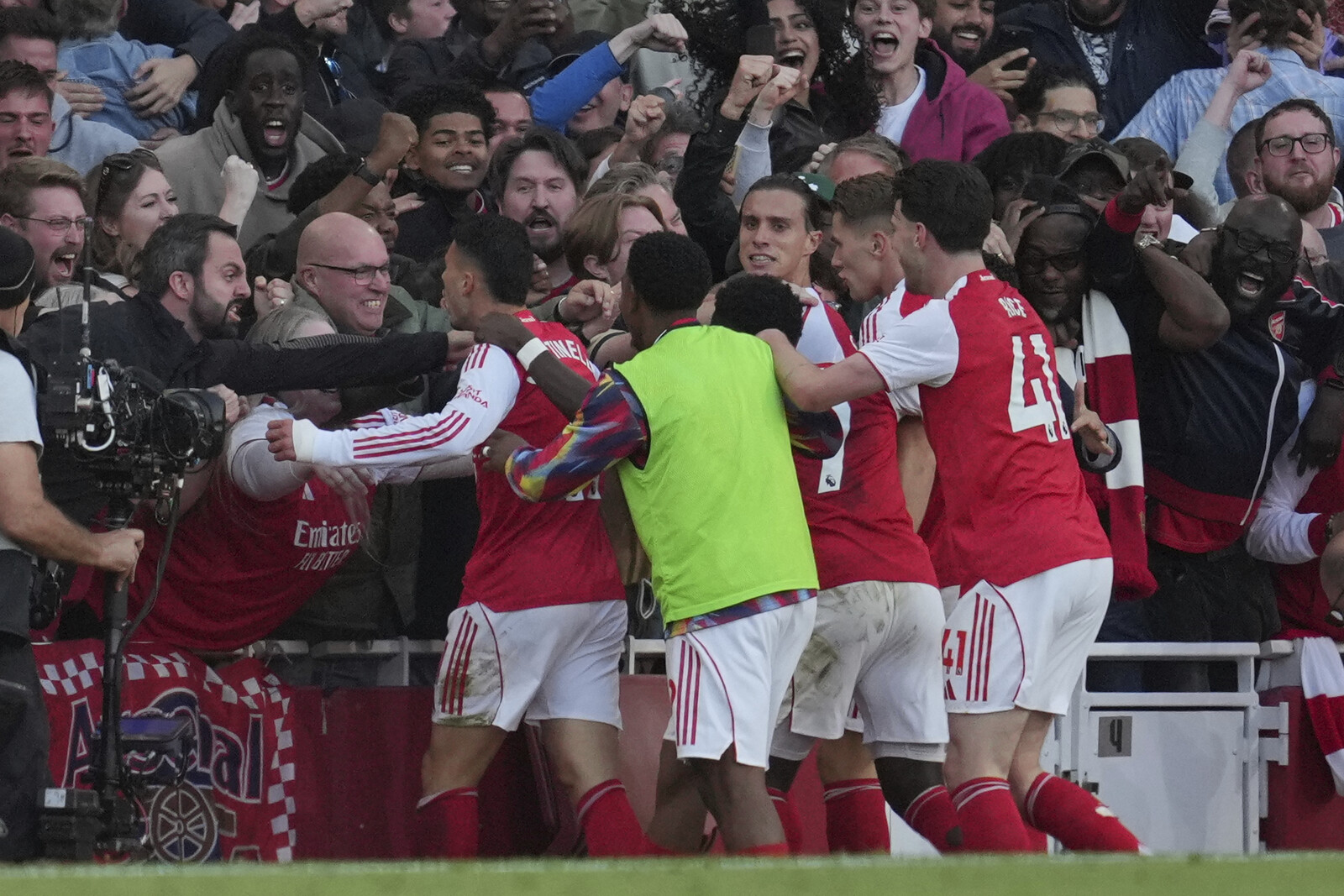 Substitute Martinelli Secures Arsenal Draw Against Man City