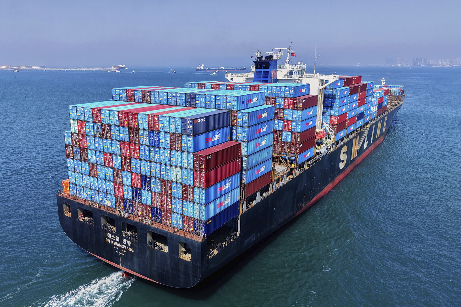 China Weighs Tariff Talks with USA Amid Economic Slowdown