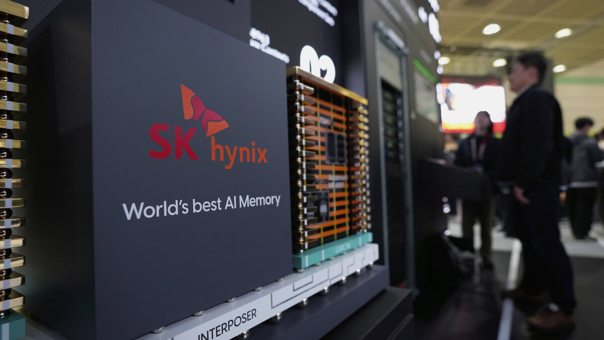 Asian stocks fall as SK Hynix, Samsung sink sharply in South Korea