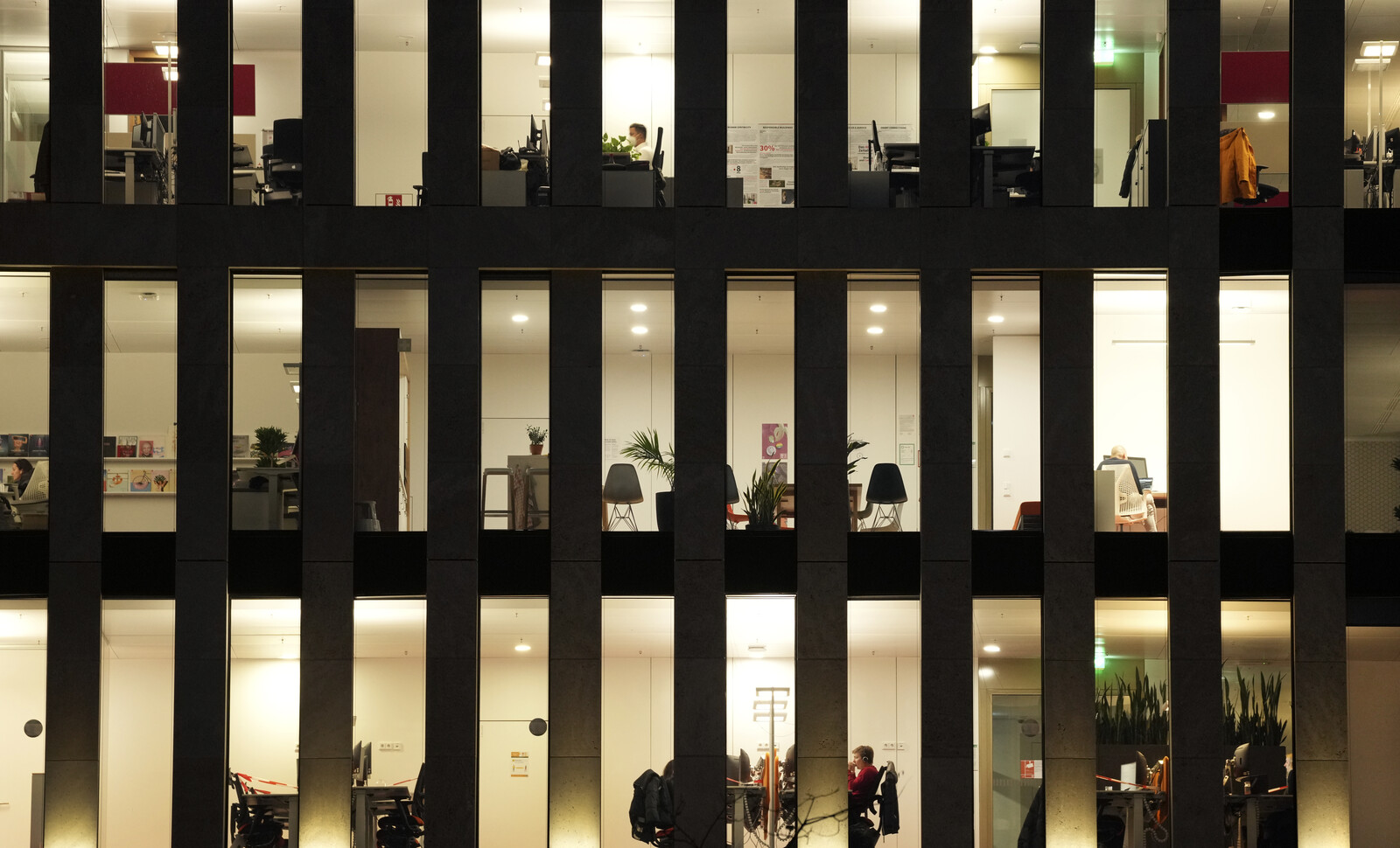 Slow recovery in the service sector