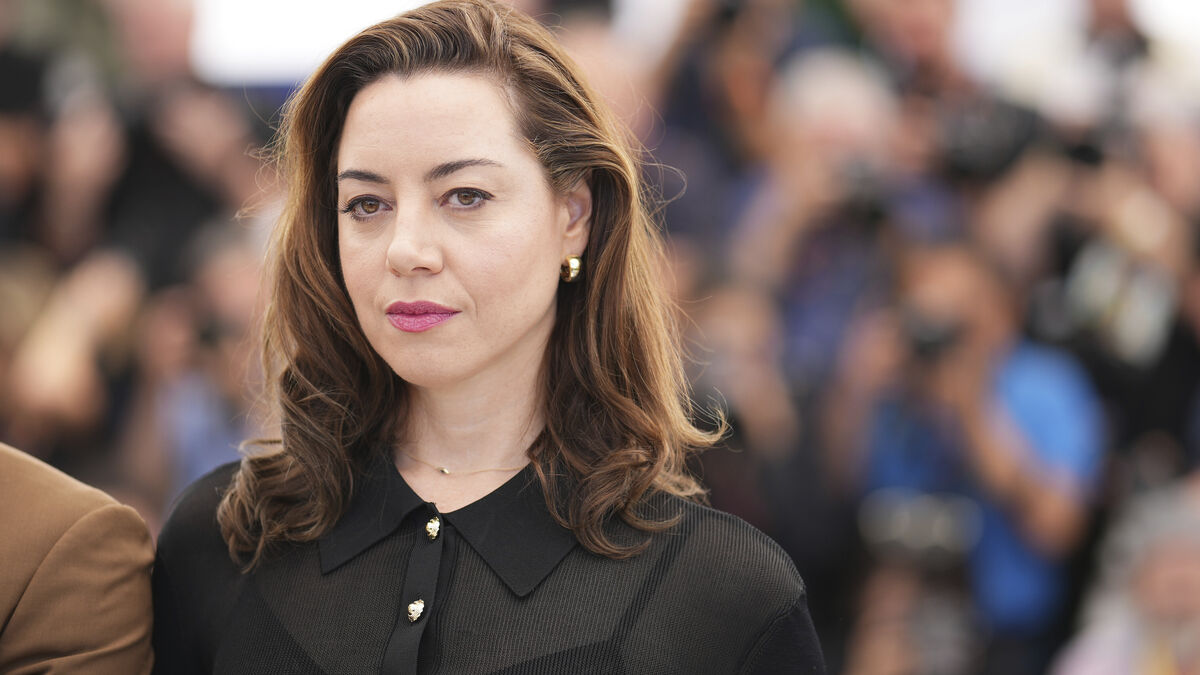 Aubrey Plaza is expecting a