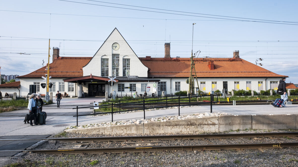 Railway Investment Criticized as 25-Year