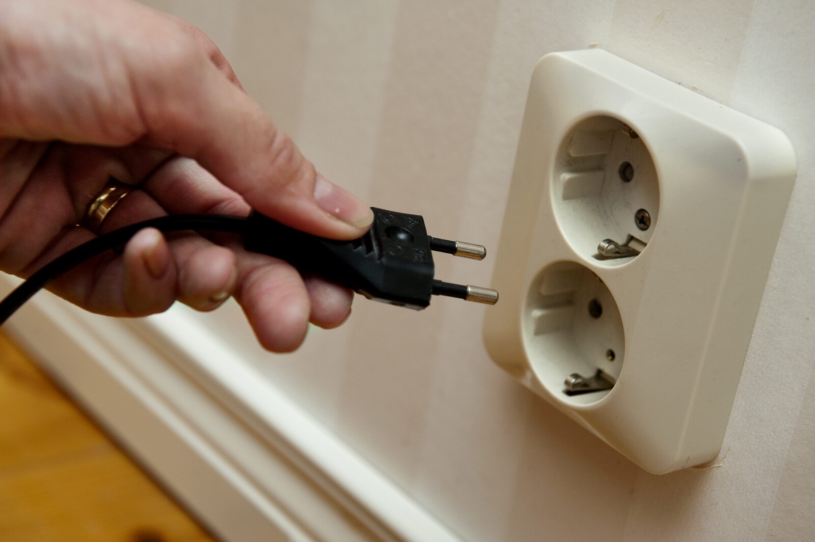 Sabotage Cuts Power to 500 Homes in Småland, Police Investigate