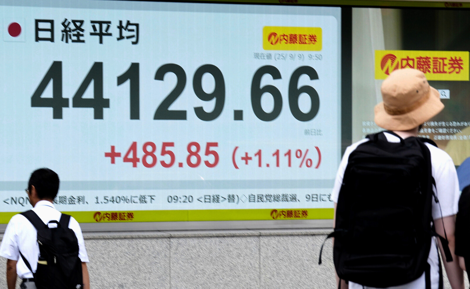 Tokyo Stock Exchange Dips After Japan Holds Interest Rate