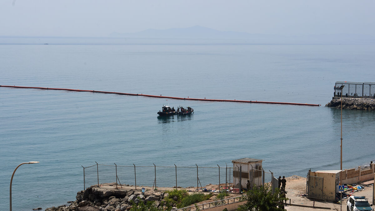 Spain installs 500-meter sea barrier as Ceuta migrant crisis prompts EU emergency meeting