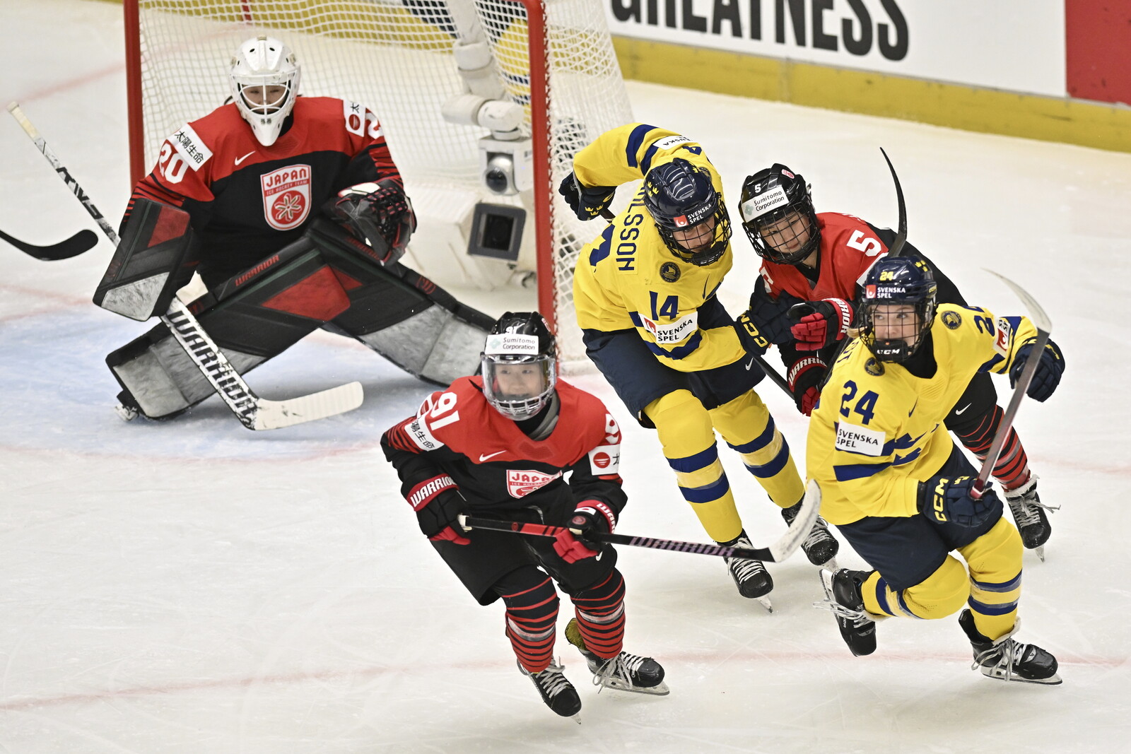 Sweden Secures Quarterfinal Spot as Group Winners in World Championship