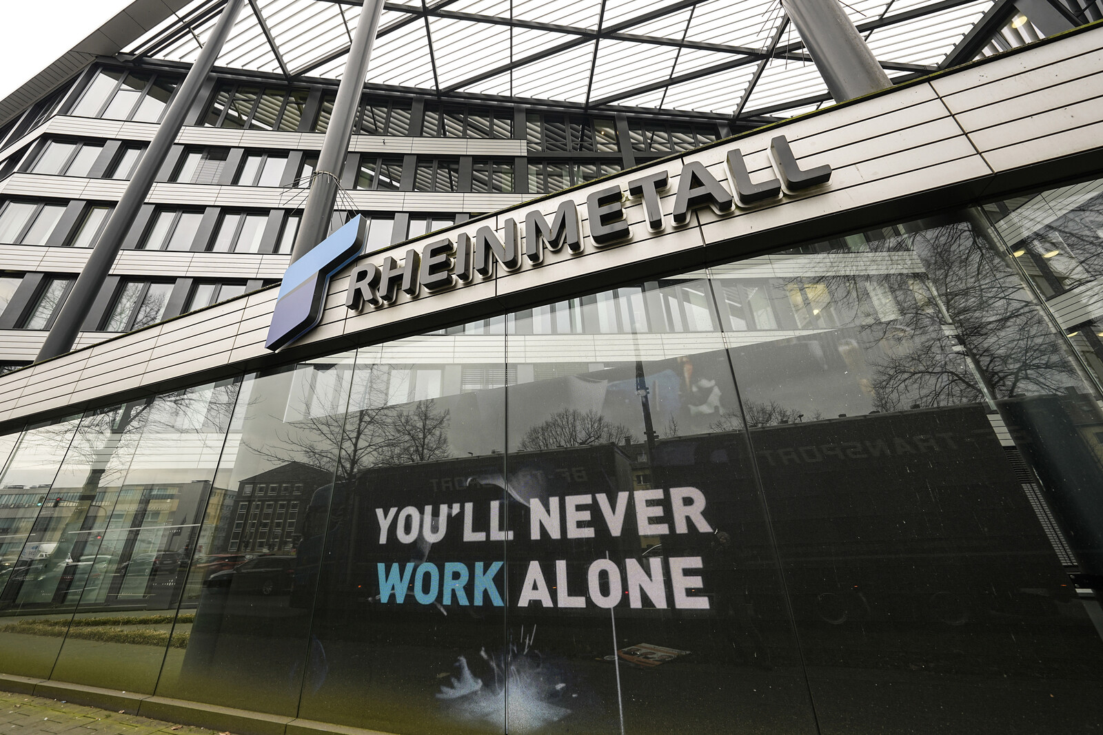 European Defense Stocks Drop Amid Ukraine-Russia Talks