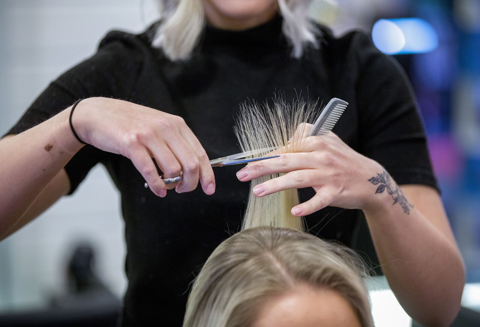 Swedish Service Sector Sees Fragile Recovery in August