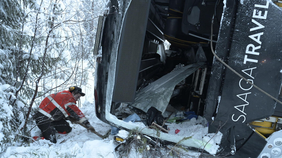 Bus with students overturned: "Serious injuries"