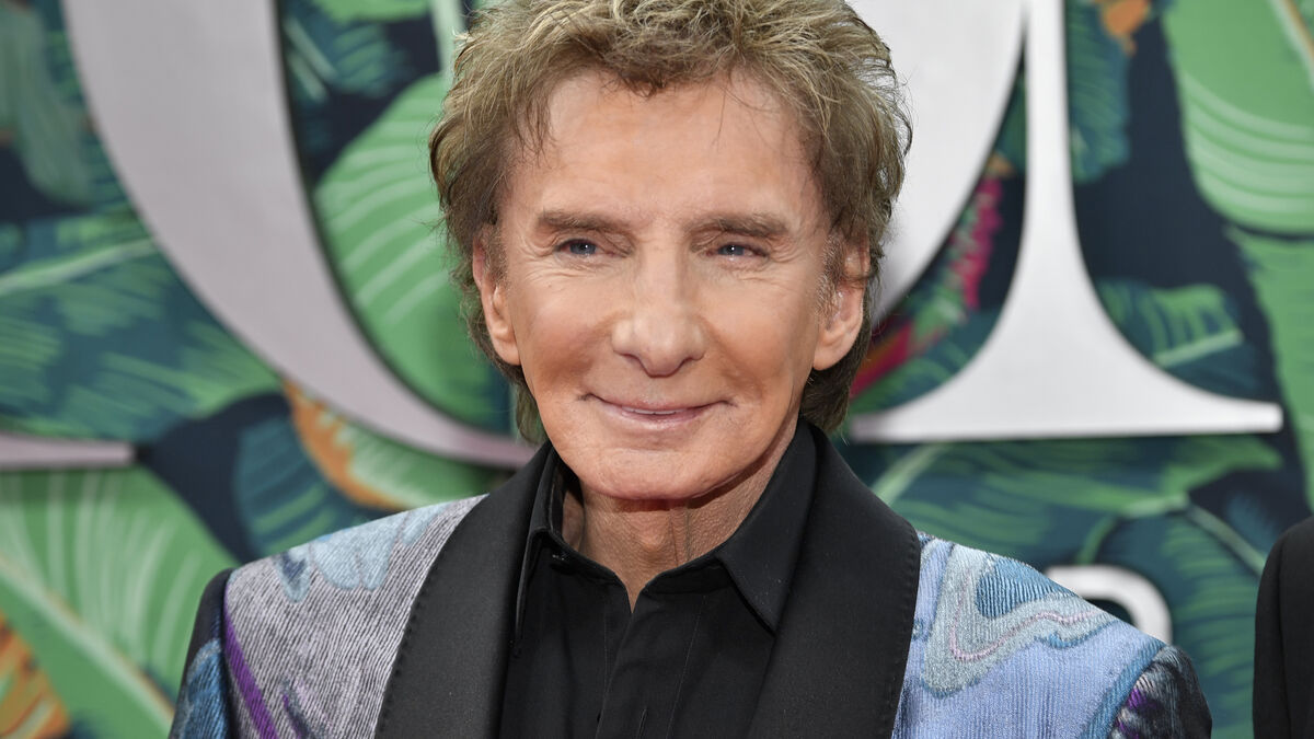 Barry Manilow to undergo surgery