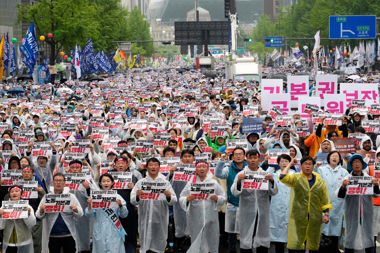 South Korea Faces Political Chaos as Top Officials Resign