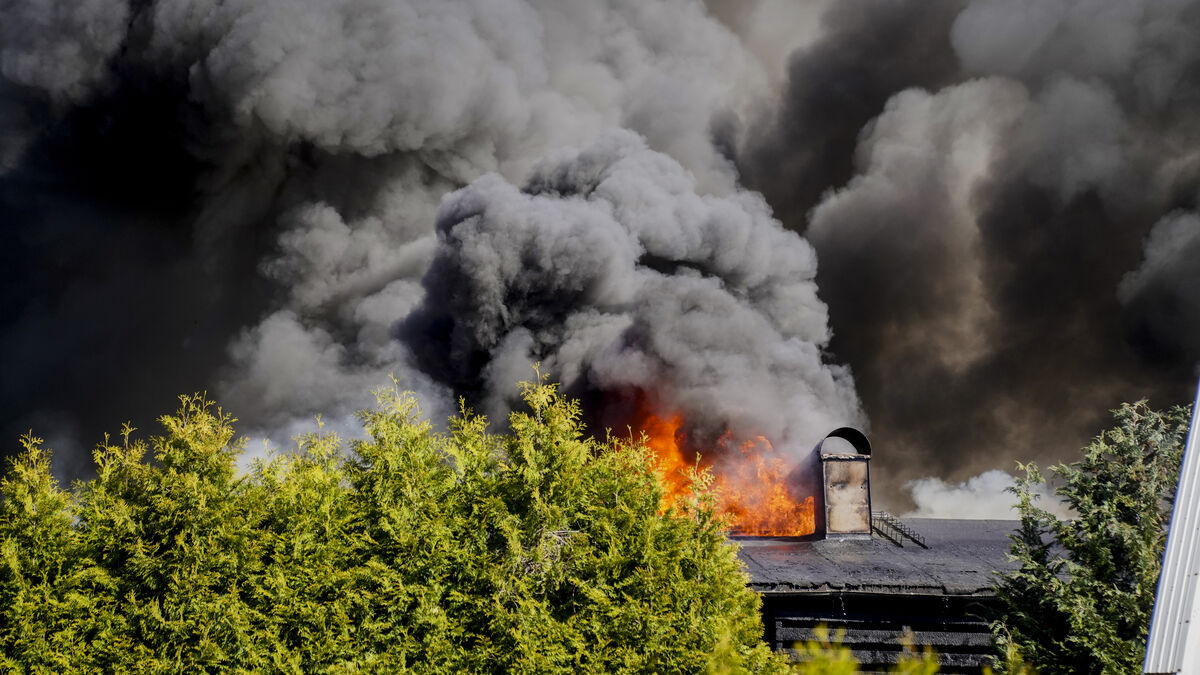 Large fire rages in townhouse