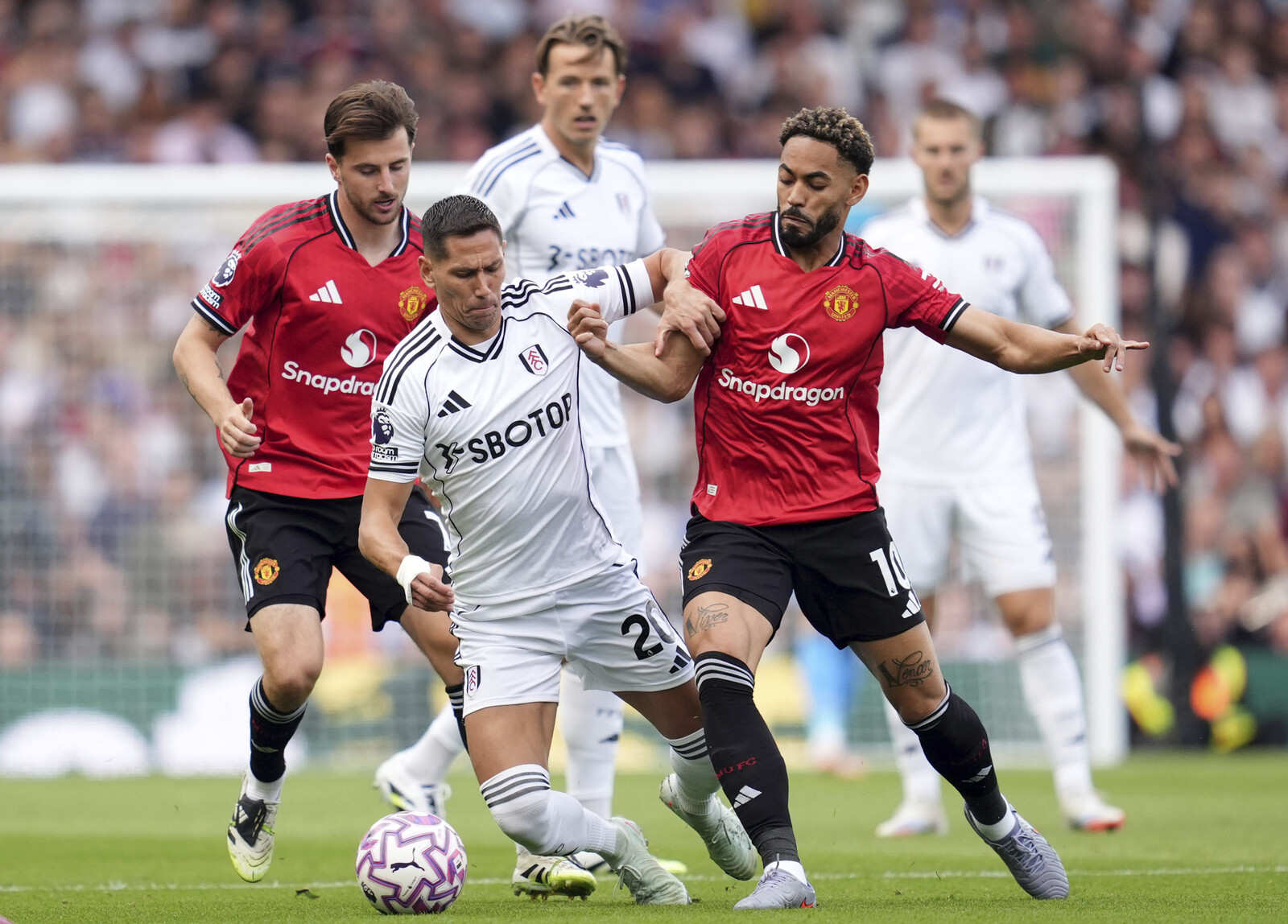 Manchester United Draws 1-1 Against Fulham in Premier League Match