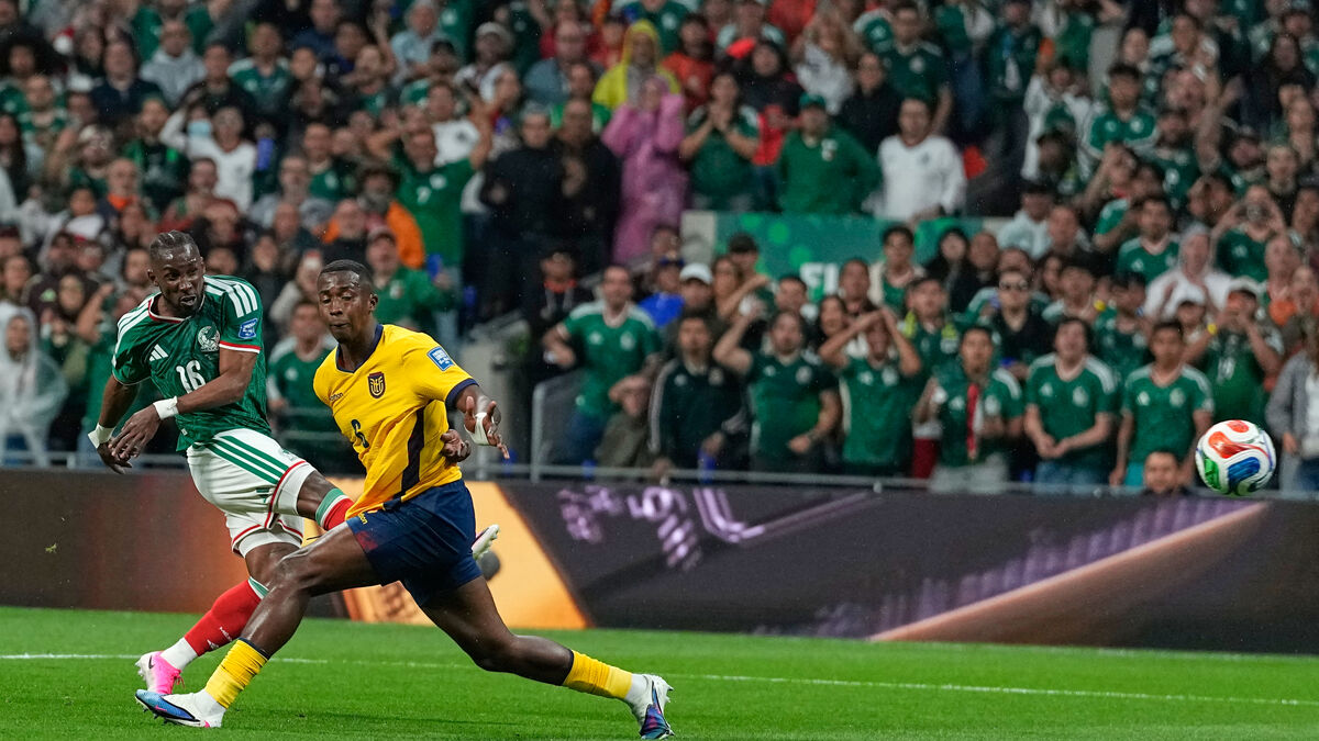 Mexico beats Ecuador 2-0 to