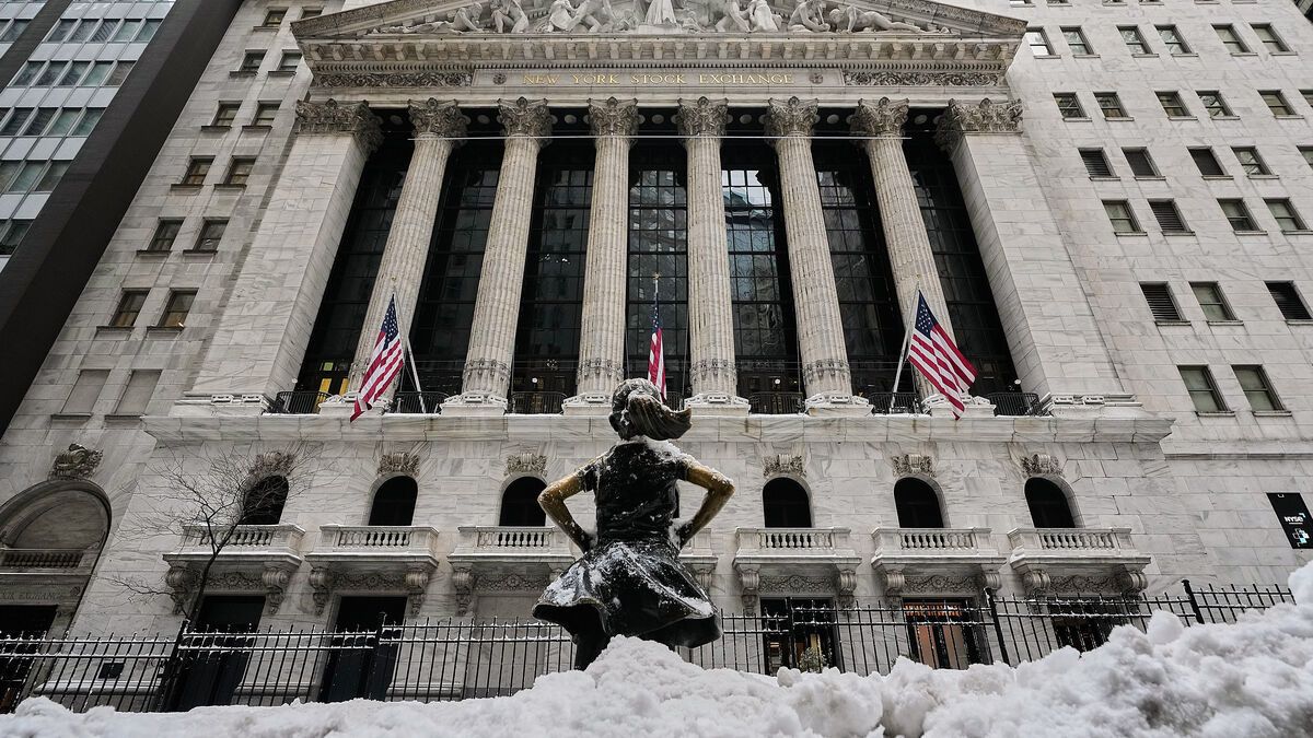 Wall Street in the red as tech companies sink