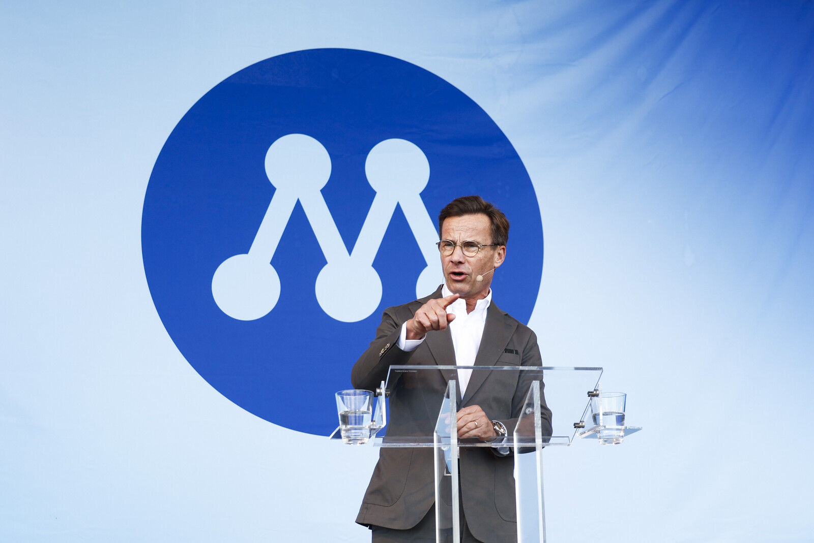 Kristersson Invites Center Party to Join Growth Pact