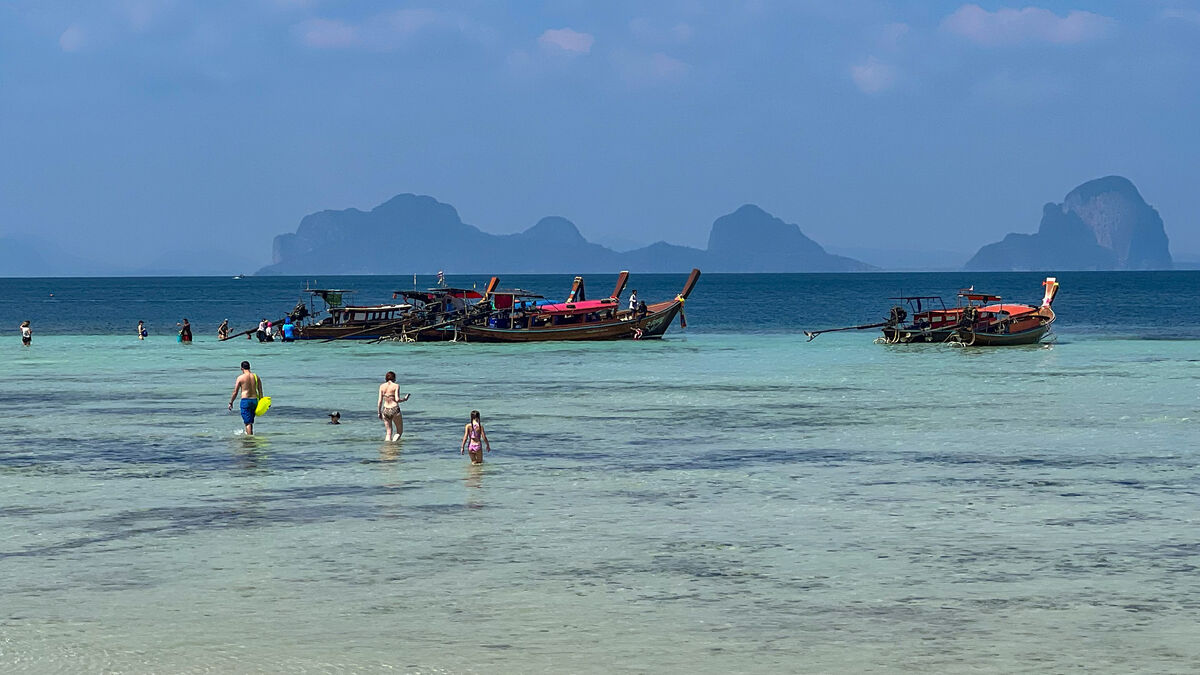 Despite travel advice, more people