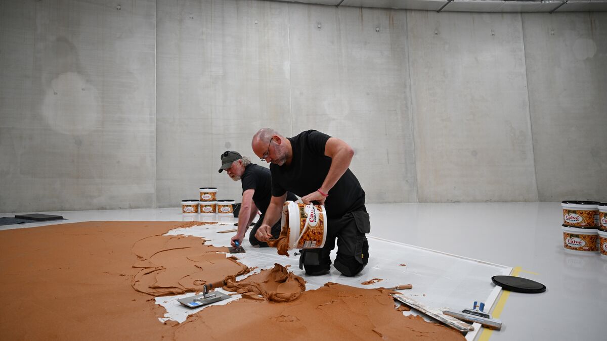 Rotterdam museum spreads 360 kilos of peanut butter in tribute to artist Wim T. Schippers