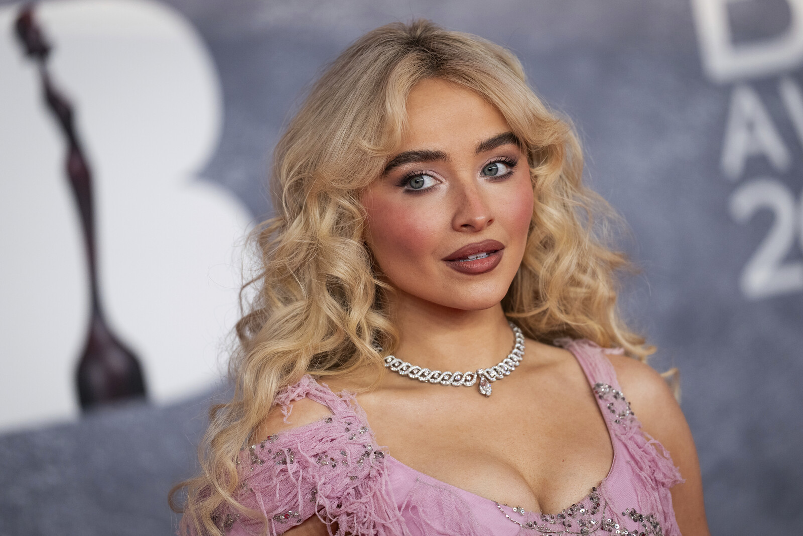 Sabrina Carpenter Debuts New Song