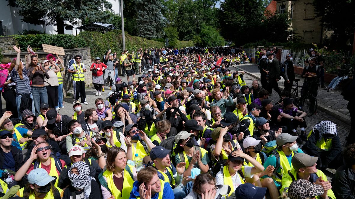 AfD re-elects leaders as tens of thousands protest congress in Erfurt
