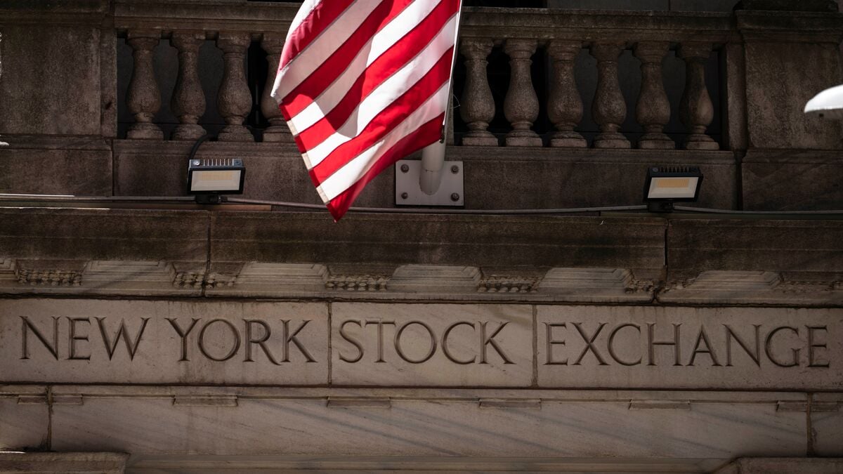 Weak US jobs data lifts Wall Street to fresh record highs