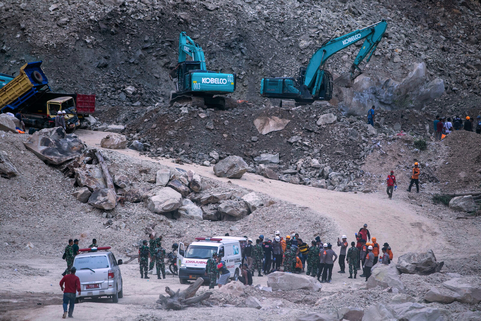 Rockslide in Indonesian Quarry Leaves