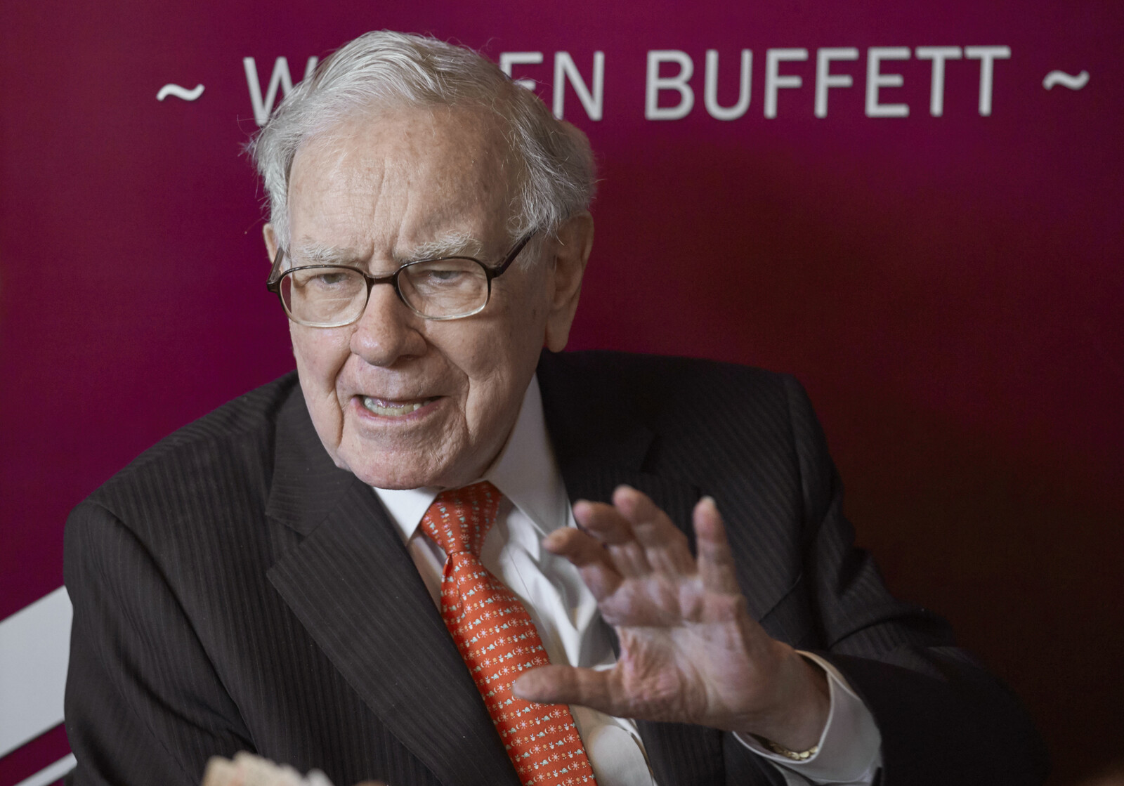 Warren Buffett to Stay as Berkshire Hathaway Chairman