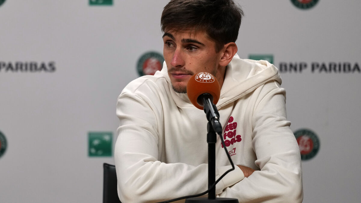 Matteo Arnaldi withdraws from French Championships semi-final after vomiting in the morning