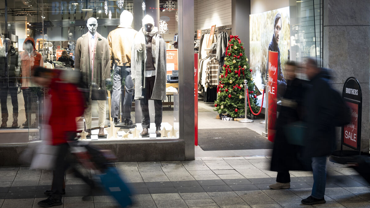 More Christmas gifts were purchased online as e-commerce increased by 9 percent in December