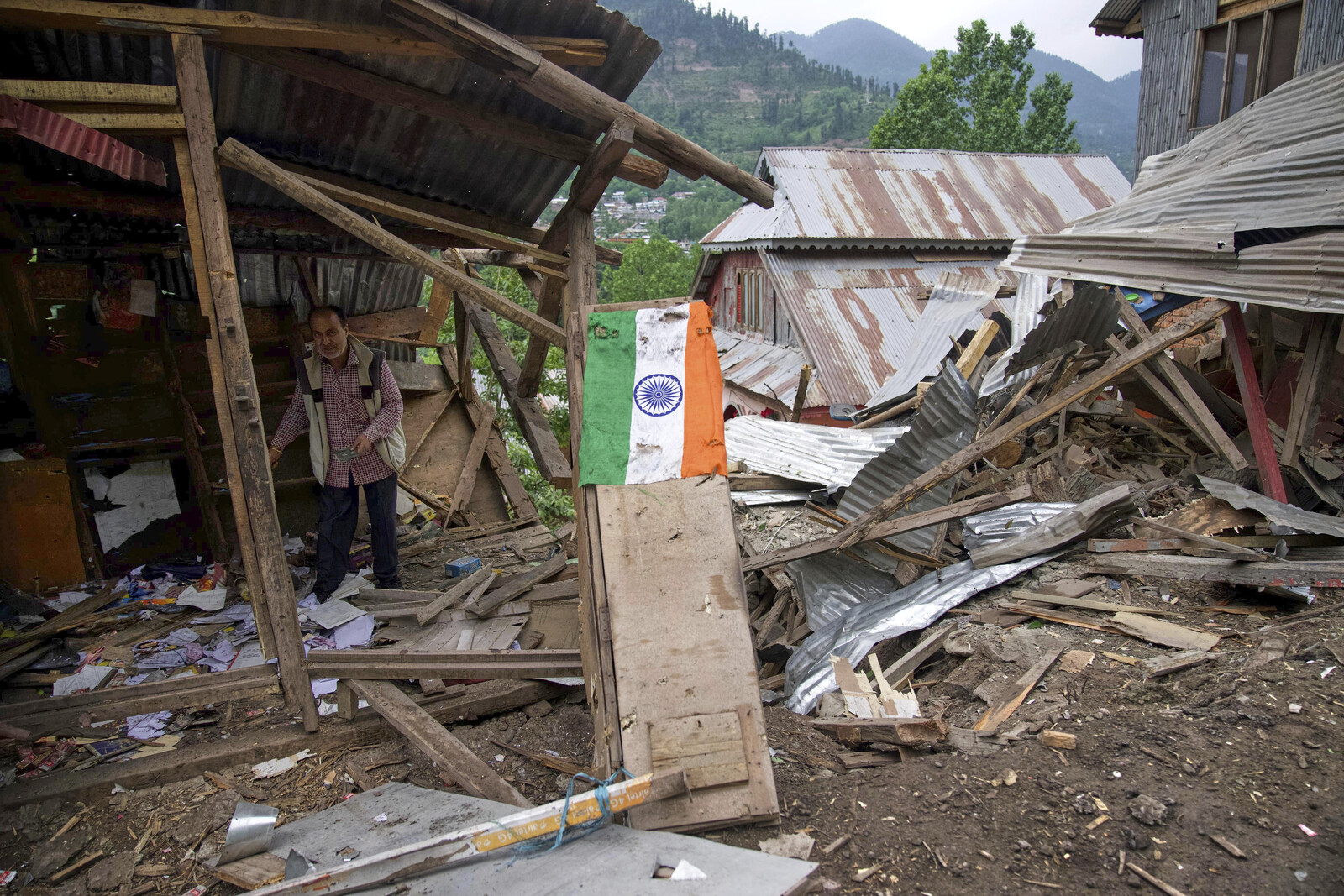 Pakistan Vows Not to Back