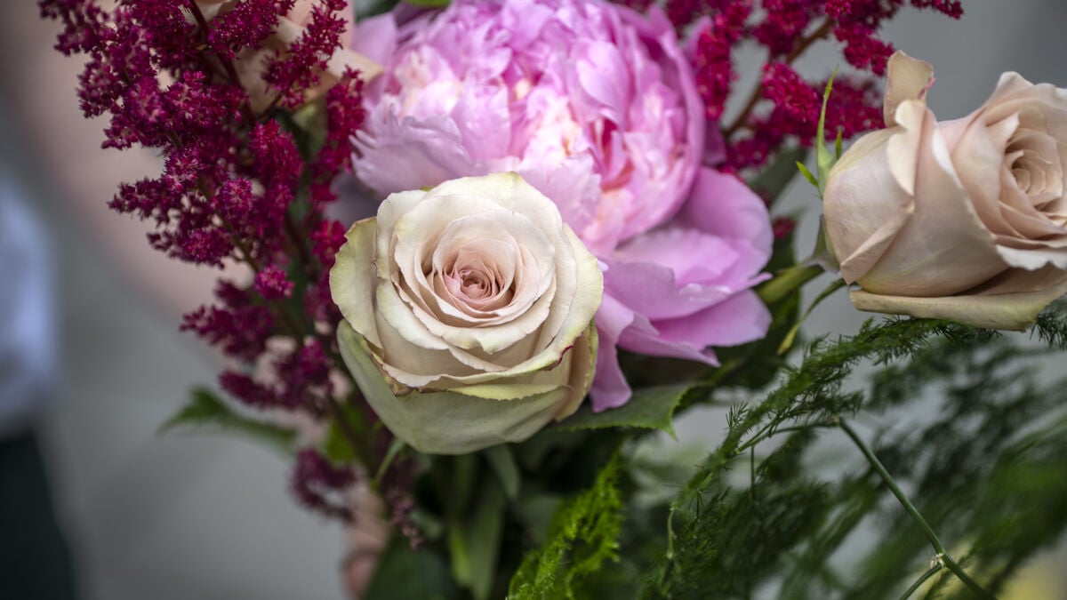 Police warn of fake flower delivery scams targeting elderly people