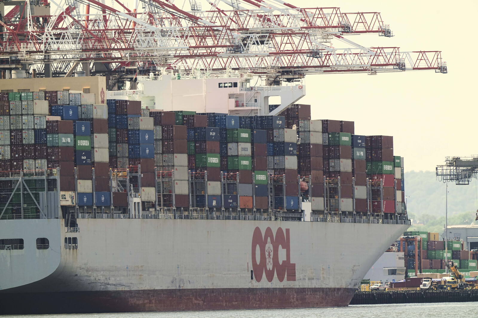 US Trade Deficit Drops Significantly