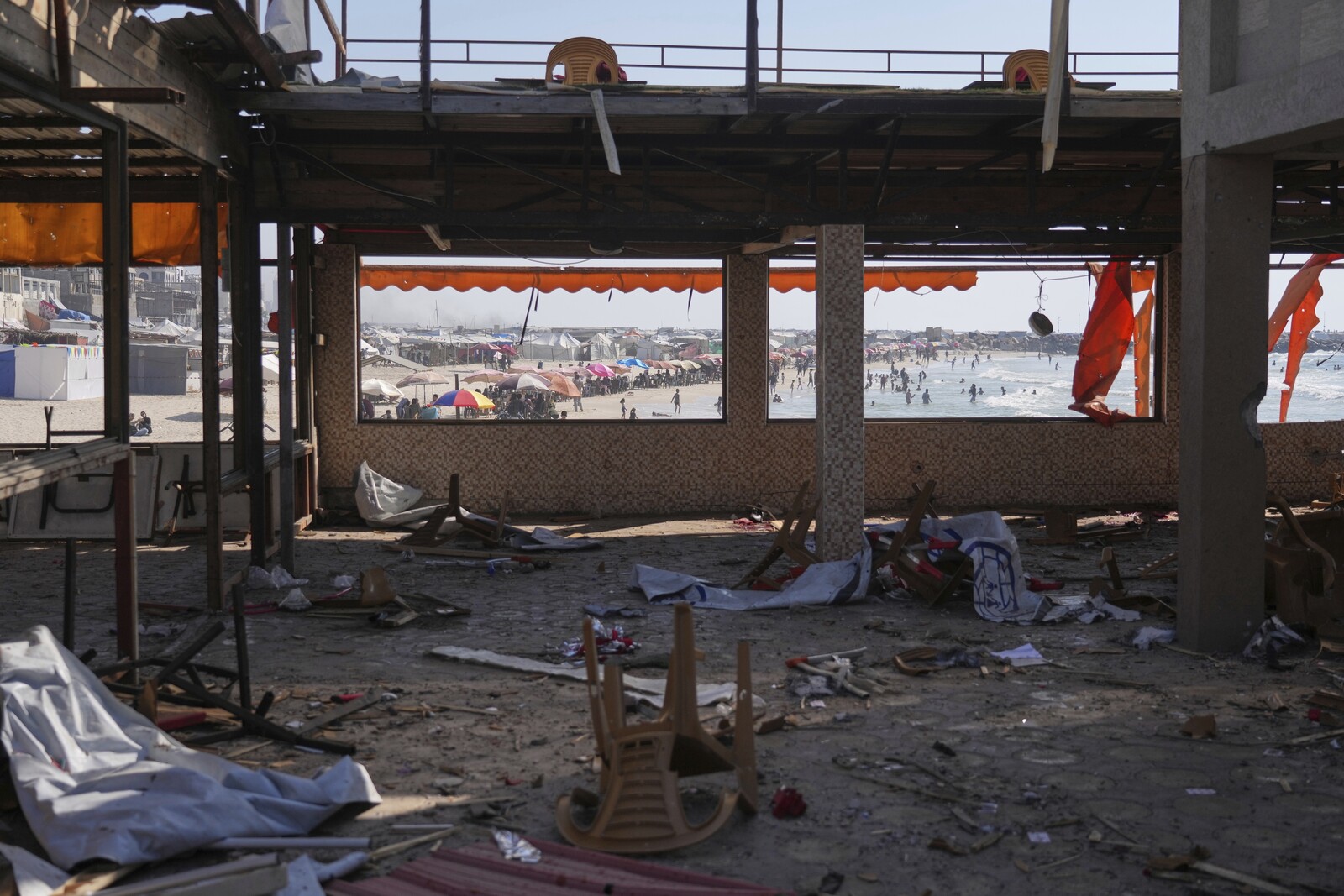 Powerful Bomb Hits Gaza Café