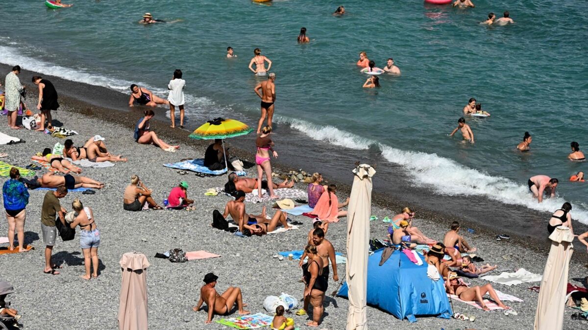 Russians keep holidaying on the Black Sea coast despite drone attacks and wartime hardship
