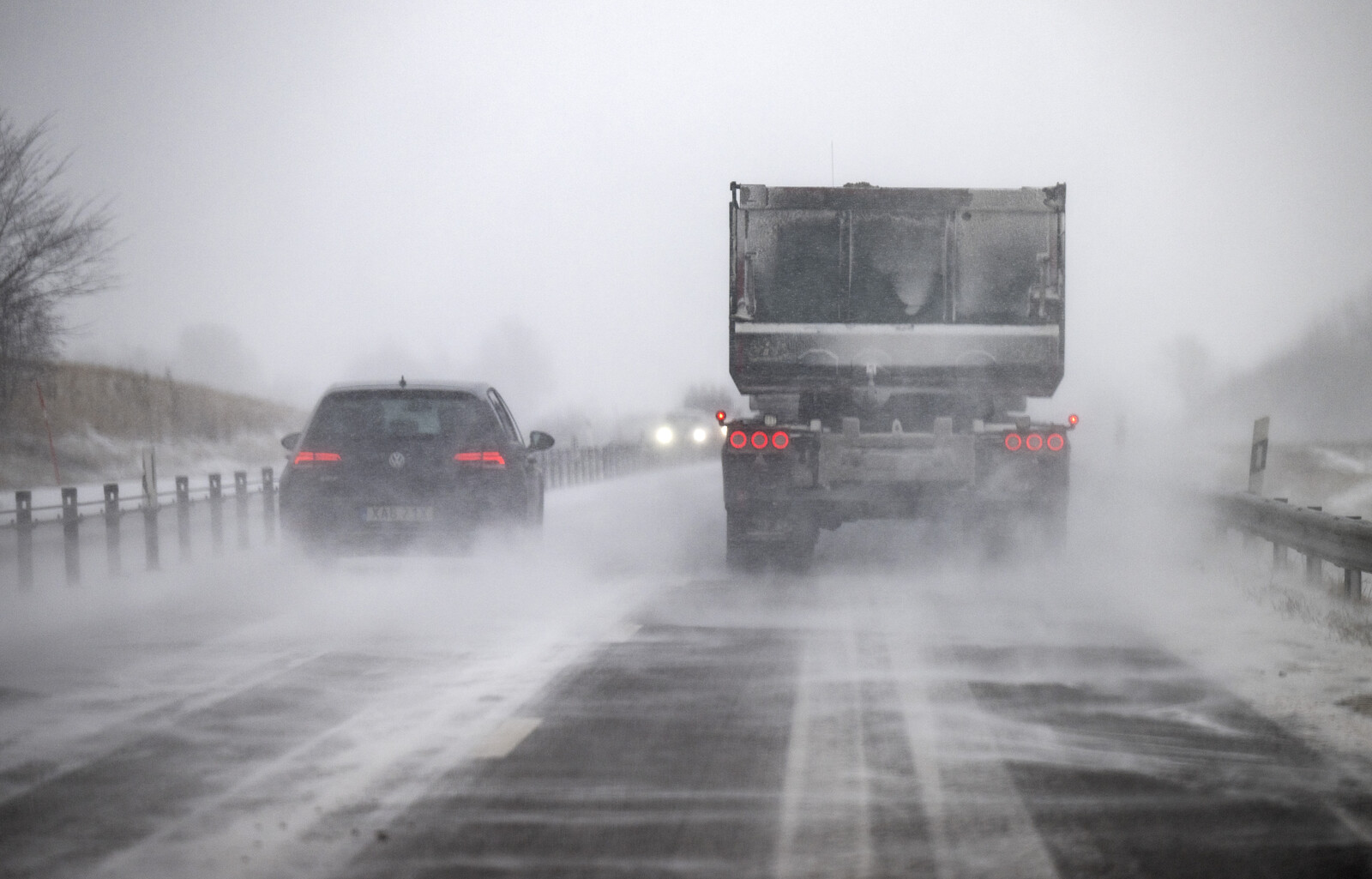 The Swedish Meteorological and Hydrological Institute warns of icy roads and snowfall