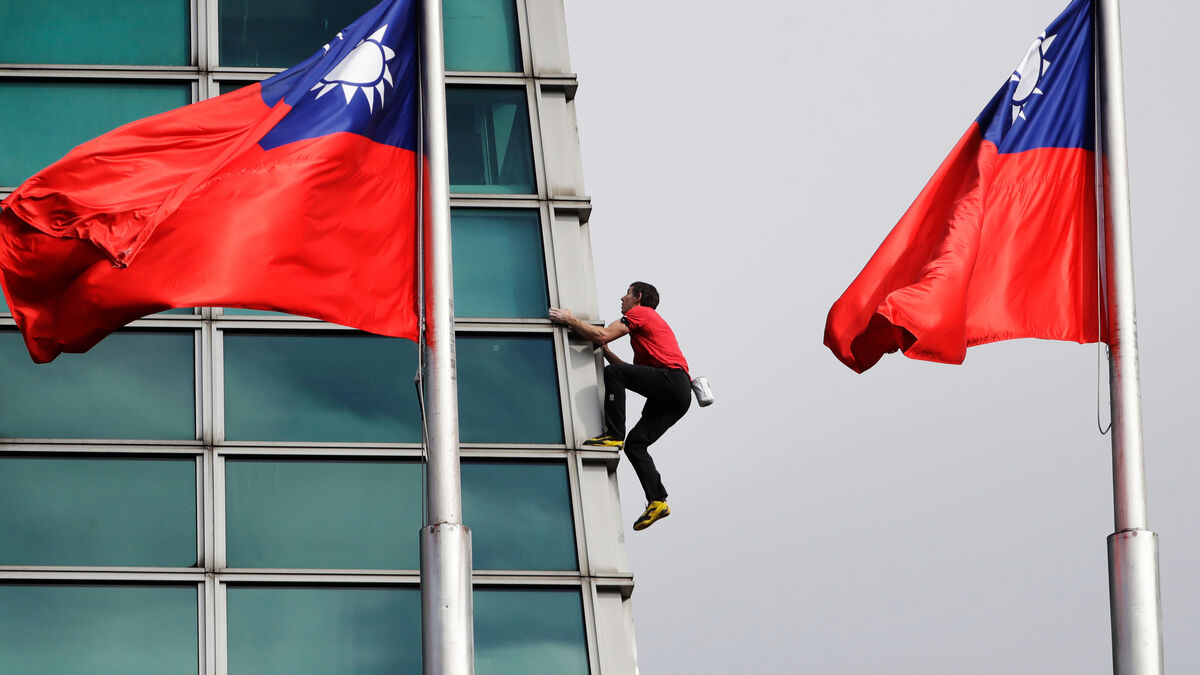 Alex Honnold free-solo climbs Taipei