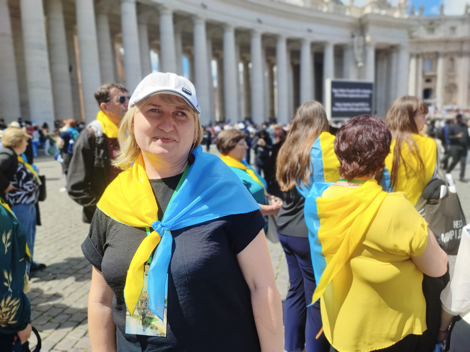 Ukrainian Lesia Honors Pope Francis as a Peace Angel at Funeral