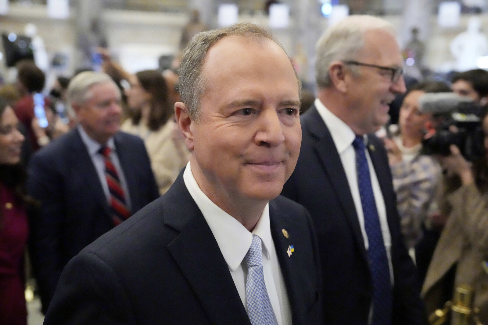 Senators Call for Probe into Trump's Stock Remarks Before Tariff Pause